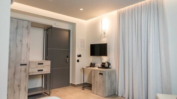 Suite estudio Confort, balcón, vistas a la piscina | Caja fuerte, sistema de insonorización, tabla de planchar con plancha