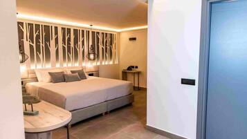 خزنة داخل الغرفة وتجهيزات عازلة للصوت ومكواة/لوح كي وواي فاي مجانًا