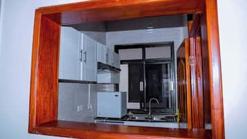 Apartamento, balcón, vistas a la ciudad | Cocina privada | Placa de cocina, utensilios de cocina y papel de cocina