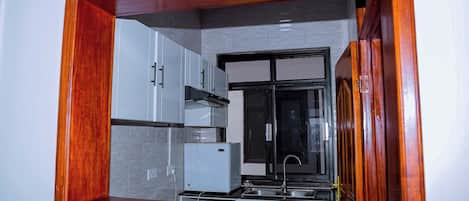 Apartment, Balcony, City View | Private kitchen | Stovetop, cookware/dishes/utensils, paper towels