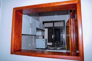 Apartment, Balcony, City View | Private kitchen | Stovetop, cookware/dishes/utensils, paper towels