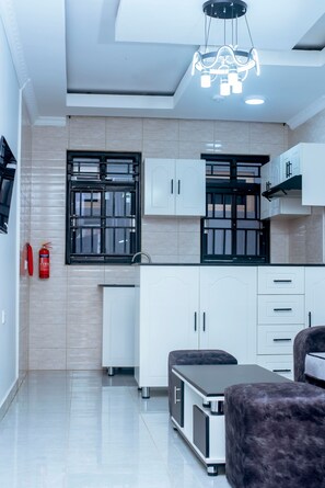 Deluxe-Apartment, Balkon, Stadtblick | Wohnbereich | Smart-TV, Drucker