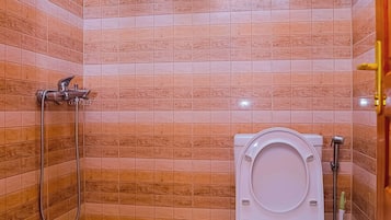 Baignoire et douche séparées, articles de toilette gratuits