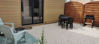 Studio with private outdoor space in a quiet location near the river