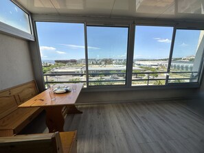 Interior - T2 with loggia, air conditioning and parking in Sète for 5 people. (Sète)