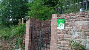 A brick wall with a metal gate and a sign reading "GITE". - Quiet Vosges Cottage for 4 with Terrace and Children's Area (Le Saulcy)