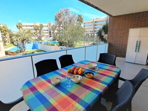Outdoor dining - Spacious 2-bedroom apartment with spa in Salou (Salou)