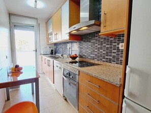 Kjøleskap, mikrobølgeovn, ovn og oppvaskmaskin