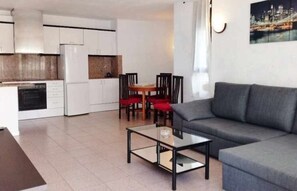 TV - Family Apartment Near Port Aventura with Terrace and Air Conditioning (Salou)