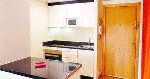 Réfrigérateur, micro-ondes, four, cafetière/bouilloire