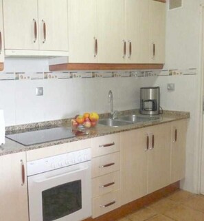 Kjøleskap, mikrobølgeovn, ovn og kaffetrakter/tekoker