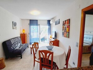 Dining - Comfortable apartment 300m from beach, max 5 people (Salou)