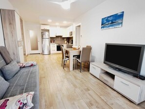 TV - Family apartment in Salou, near the beach, up to 5 people (Salou)