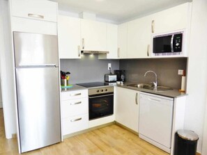 Fridge, microwave, oven, dishwasher - Family apartment in Salou, near the beach, up to 5 people (Salou)