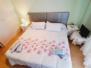 2 bedrooms, WiFi, bed sheets - 2-Bedroom Apartment with Terrace, Near Beach (Salou)