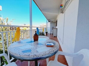 Outdoor dining - 2-Bedroom Apartment with Terrace, Near Beach (Salou)