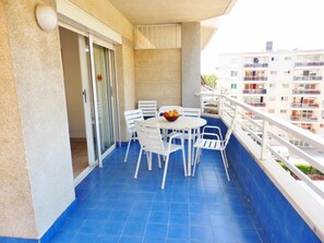 Outdoor dining - Family apartment in Salou, terrace and pool near the beach (Salou)