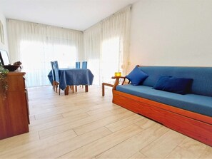 TV - Family apartment in Salou, terrace and pool near the beach (Salou)