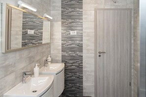 Dusj, hårføner, håndklær og toalettpapir