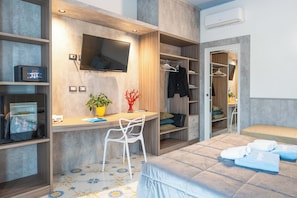 Caja de seguridad en la habitación y escritorio