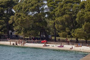 Beach nearby - Lovely One Bedroom Apartment - Flowers A (Fažana)