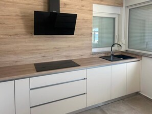 Køleskab, mikrobølgeovn, ovn, kogeplade