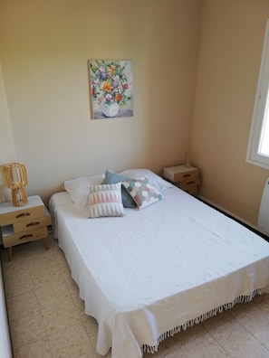 3 bedrooms, iron/ironing board, free WiFi - Quiet house, panoramic view, lake, green setting, hiking. (Vailhan)
