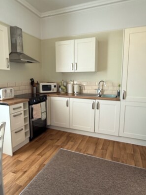 Comfort Apartment, City View | Private kitchen | Electric kettle, toaster, dining tables - Spring Garden Apartments (Gosport)