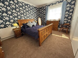 3 bedrooms, individually decorated, individually furnished, desk