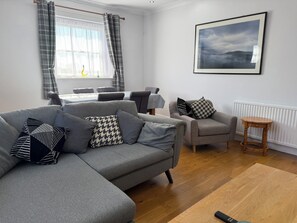 Premium Apartment | Living area | 40-inch Smart TV with digital channels, fireplace - Spring Garden Apartments (Gosport)