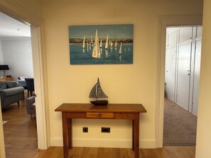 Appartement Prestige | Aire de séjour | Téléviseur connecté de 40 po avec télévision numérique, foyer