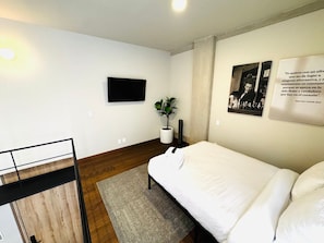 1 slaapkamer, een strijkplank/strijkijzer, gratis wifi, beddengoed