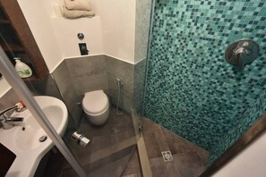 Haartrockner, Bidet, Handtücher, Seife