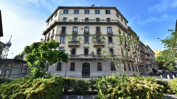 Un edifici de diverses plantes amb balcons, grans finestres i un estil arquitectònic clàssic.