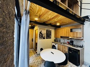 Micro-ondas, cooktop, cafeteira/chaleira