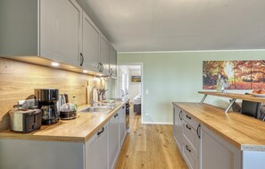 Fridge, stovetop, dishwasher