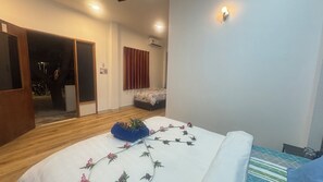 1 chambre, coffre-fort, bureau, fer et planche Ă repasser