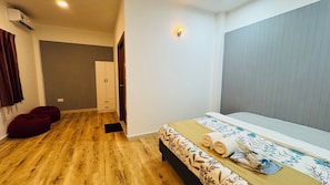 1 dormitori, caixa forta a l'habitació i escriptori 