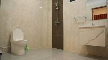 Bruser, miljøvenlige toiletartikler, hårtørrer, håndklæder