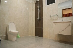 Een douche, milieuvriendelijke toiletartikelen, een haardroger