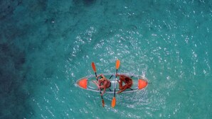 A kayak on turquoise water. - Enchanting bed & breakfast with WiFi & AC in vibrant Thulusdhoo Coke Surf break (Thulusdhoo)