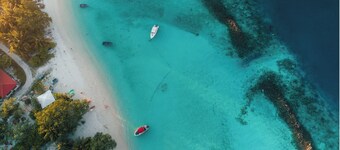 Enchanting bed & breakfast with WiFi & AC in vibrant Thulusdhoo Coke Surf break