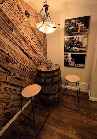 Interior. The Speakeasy - Stylish 1-BR w/ Roaring 20s Charm!