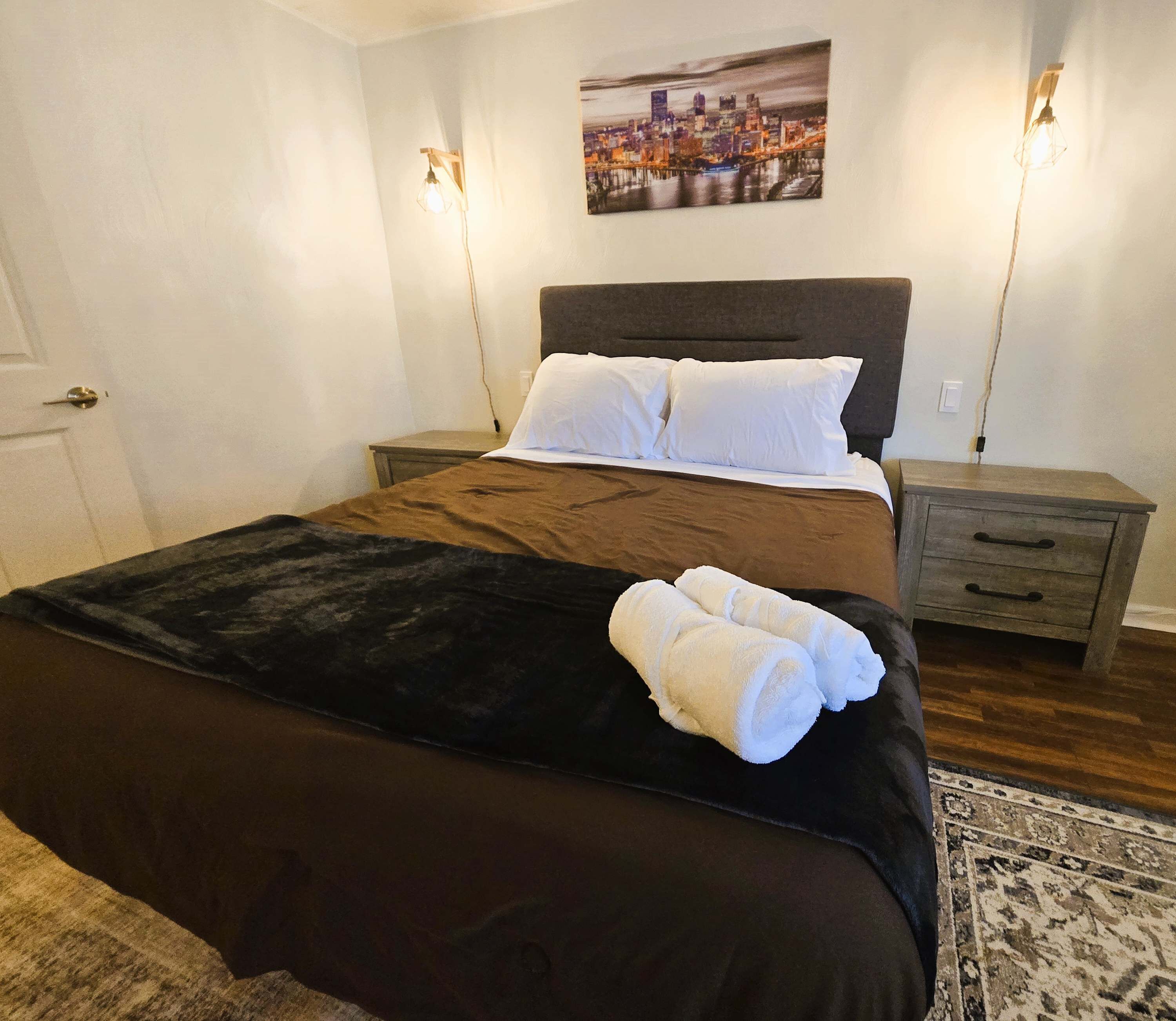 1 soverom, skrivebord, strykejern/-brett og reiseseng for barn