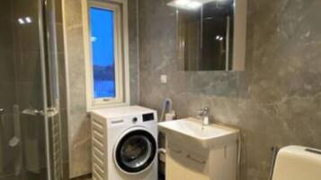 Douche, articles de toilette gratuits, sĂšche-cheveux