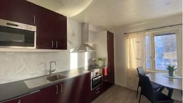 Apartamento, 2 quartos | Cozinha privada | Geladeira grande, micro-ondas, fogão, cooktop
