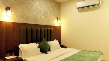 Deluxe Room | Iron/ironing board, free WiFi, bed sheets, wheelchair access