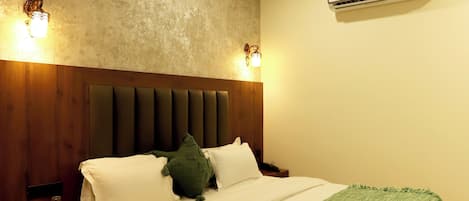 Deluxe Room | Iron/ironing board, free WiFi, bed sheets, wheelchair access