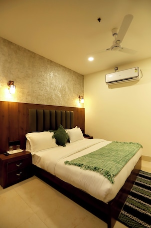 Tabla de planchar con plancha, wifi gratis y ropa de cama