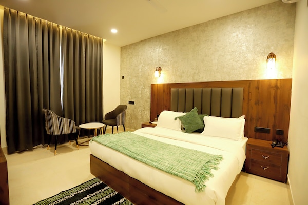 Deluxe Room | Iron/ironing board, free WiFi, bed sheets, wheelchair access